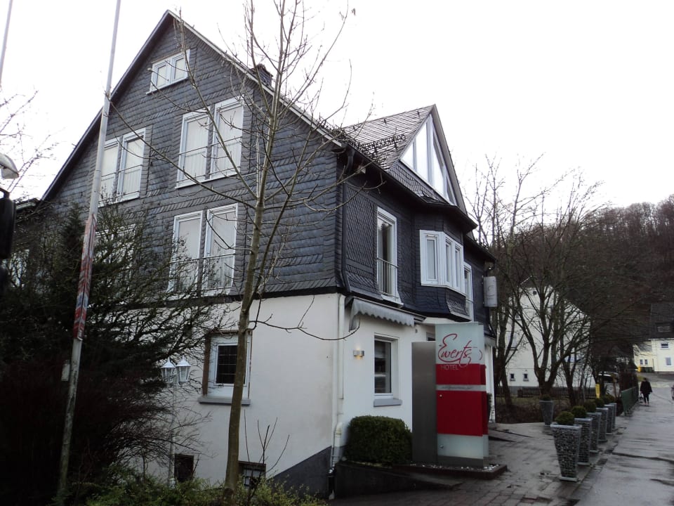 Vorderhaus mit Eingang von der Straße aus EWERTS Hotel