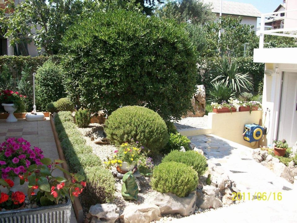 Mit viel Liebe gestaltete Gartenlandschaft Apartments Nena & Marko