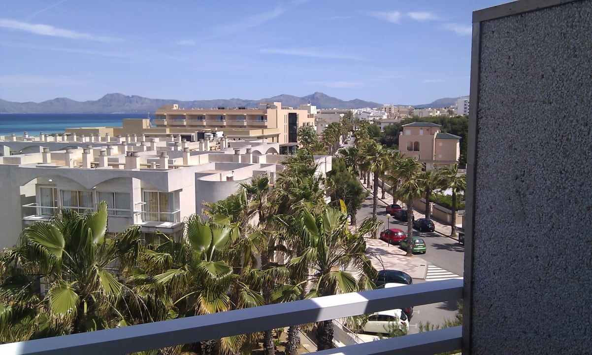 Blick vom Balkon nach rechts in die Stadt Eix Platja Daurada Hotel & SPA