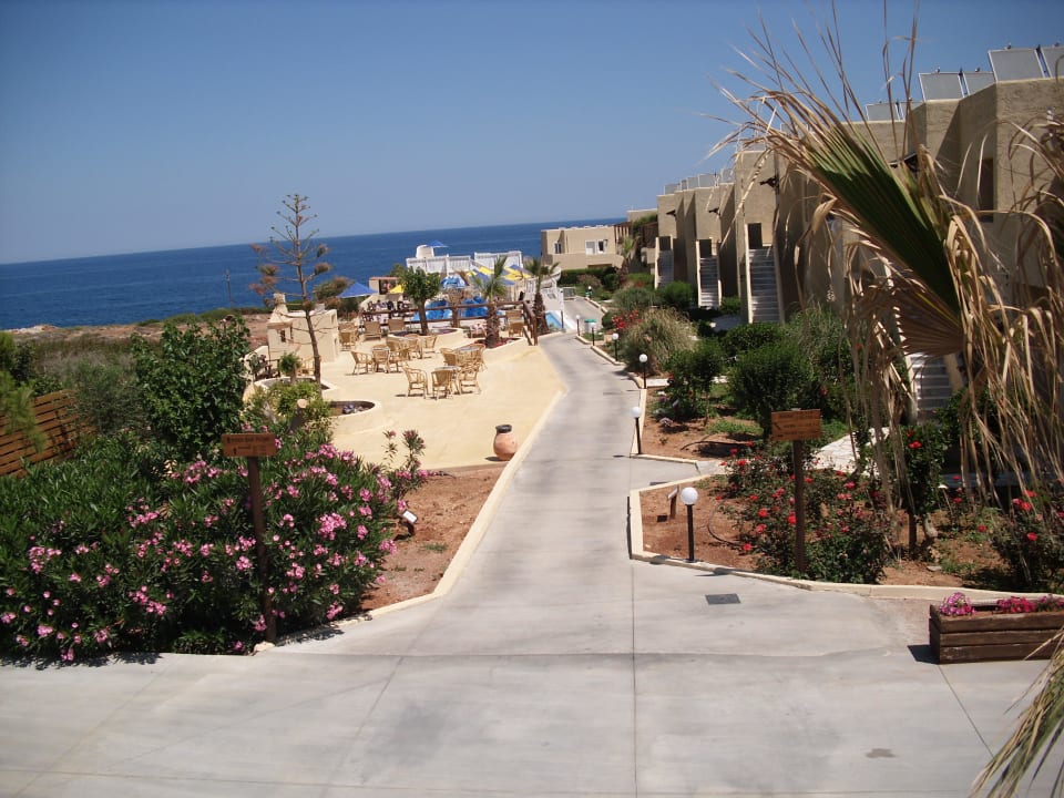 Widok z tarasu na osrodek Vasia Sea Retreat