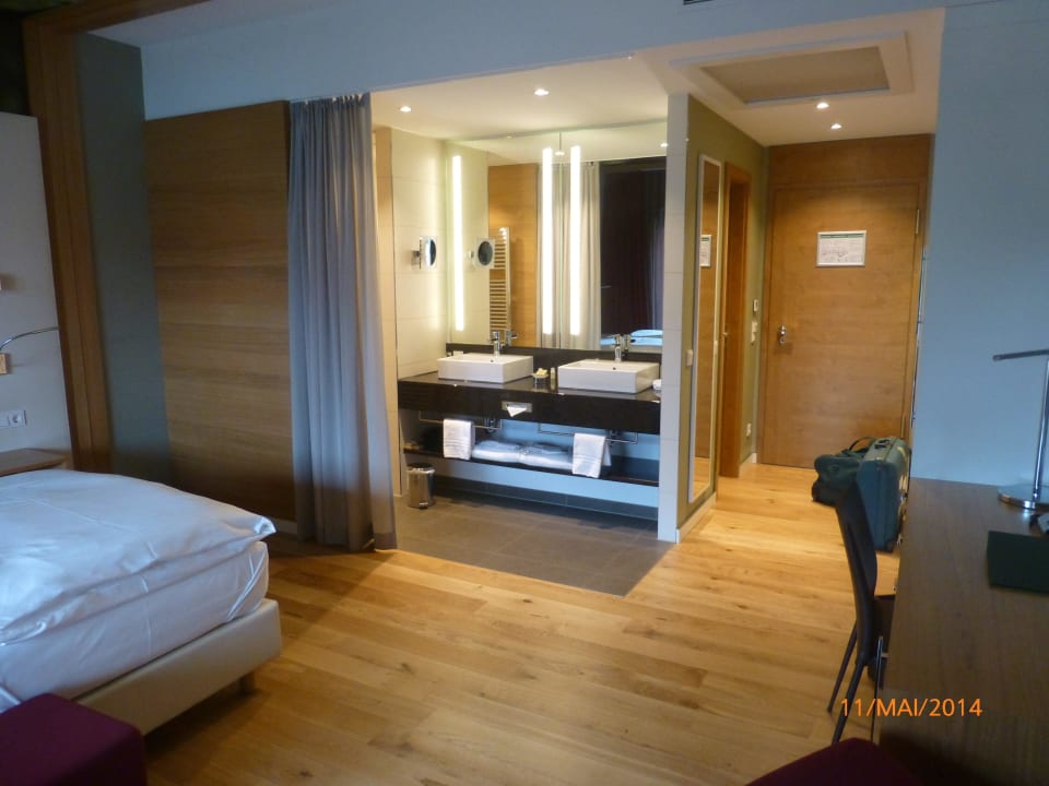 Blick zum offenen Bad Kaisergarten Hotel Deidesheim