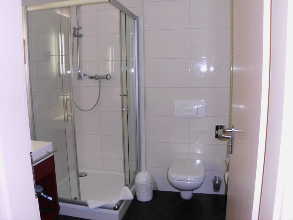 Dusche u.WC,links befindet sich das Washbecken m.S Hotel Lindenhof