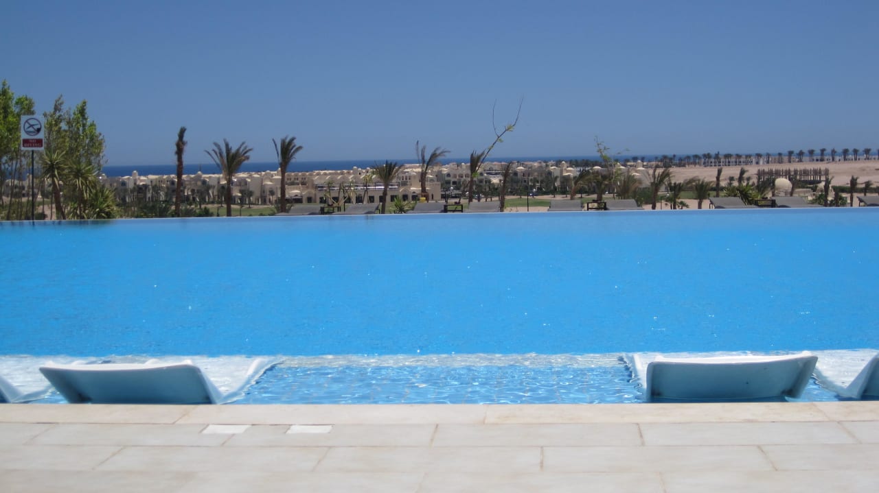 Blick vom Pool zum Strand Steigenberger Makadi Hotel - Adults only