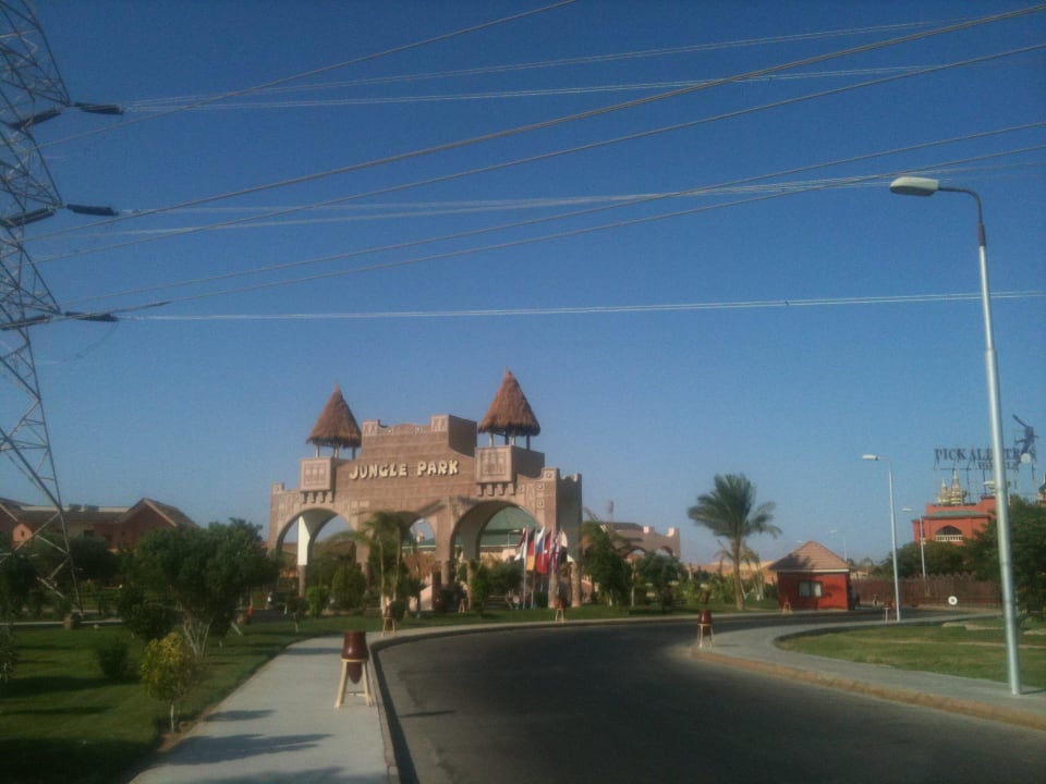 Zufahrt Pickalbatros Jungle Aqua Park Resort - Neverland Hurghada