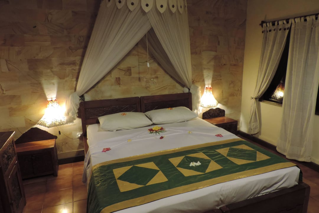 Liebevolle tägliche neue Blütendeko Pondok Sari Beach Resort & Spa