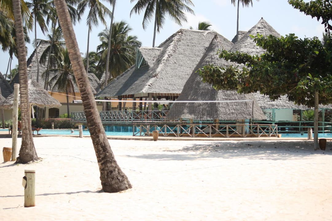 Volleyballnetz, Pool und Poolbar Neptune Pwani Beach Resort & Spa