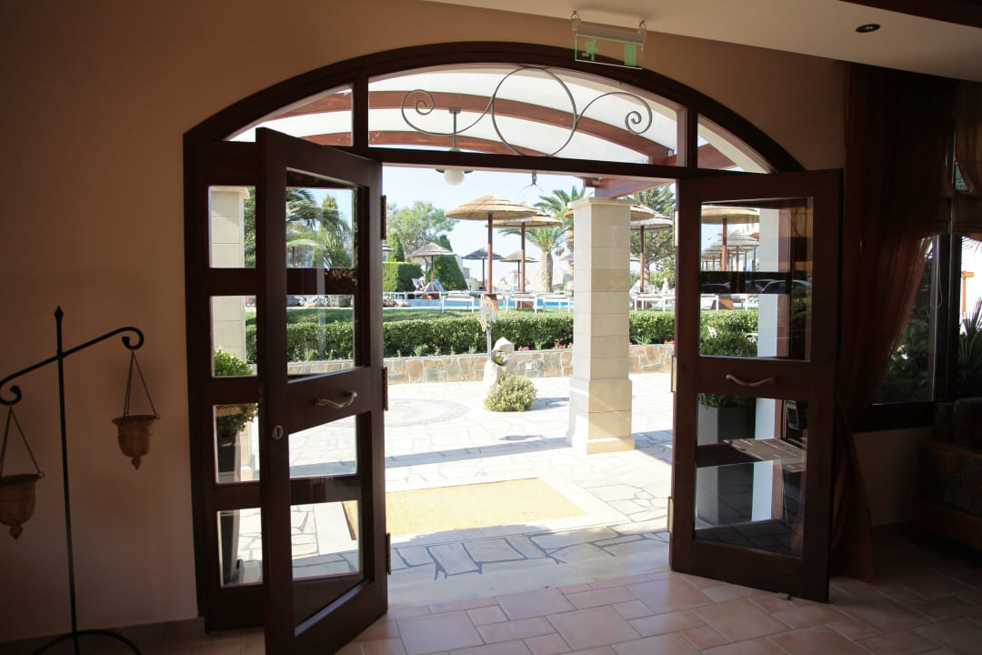 Der Eingang Alianthos Garden Hotel