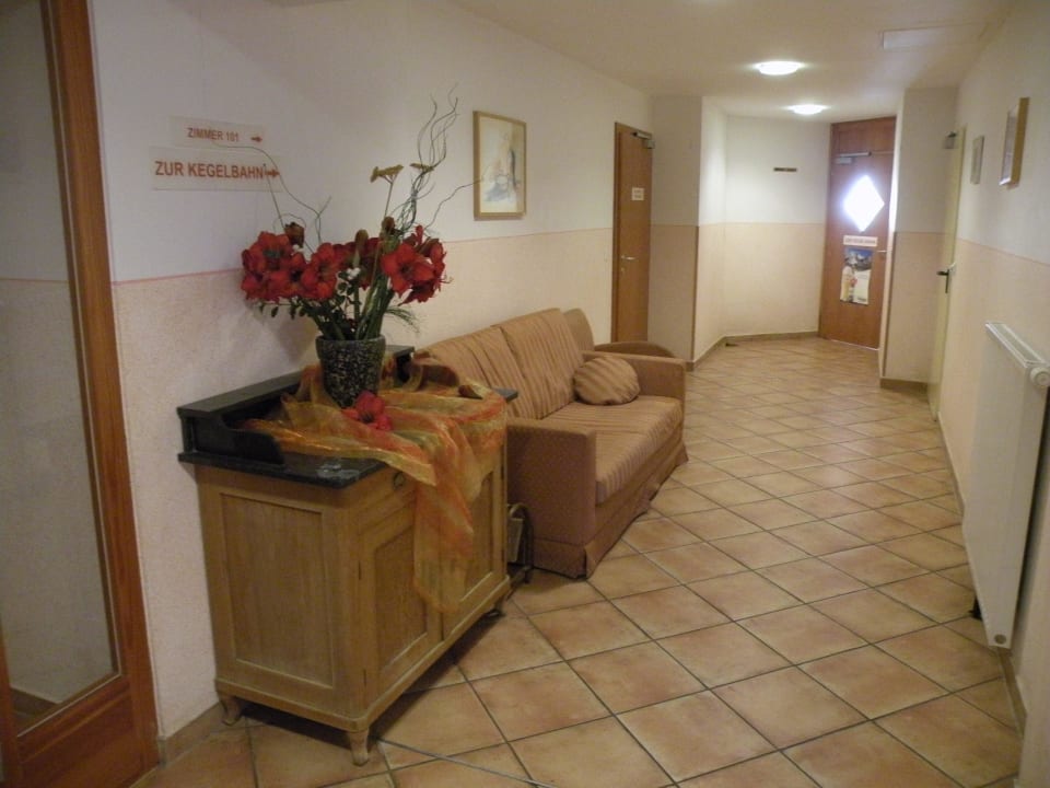 Gang zur Kegelbahn Hotel Reitingblick