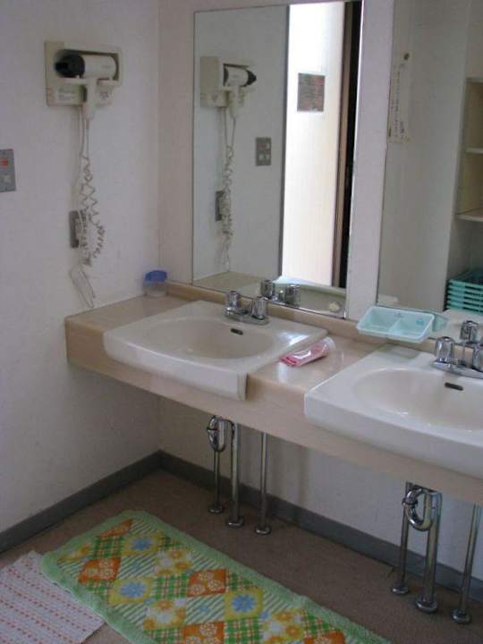 Basins in the bathroom Hotel Kawaguchiko Station Inn