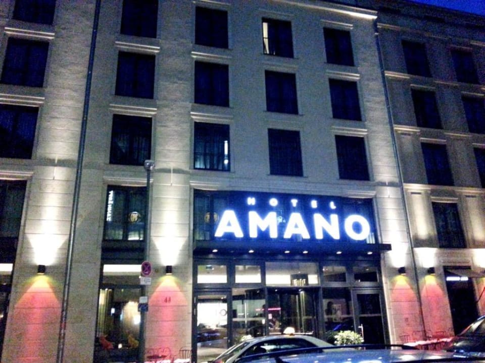 Eingang bei Nacht Hotel AMANO