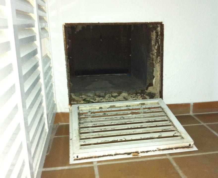 Offener, schmutziger Lüftungsschacht  Playa Esperanza Resort