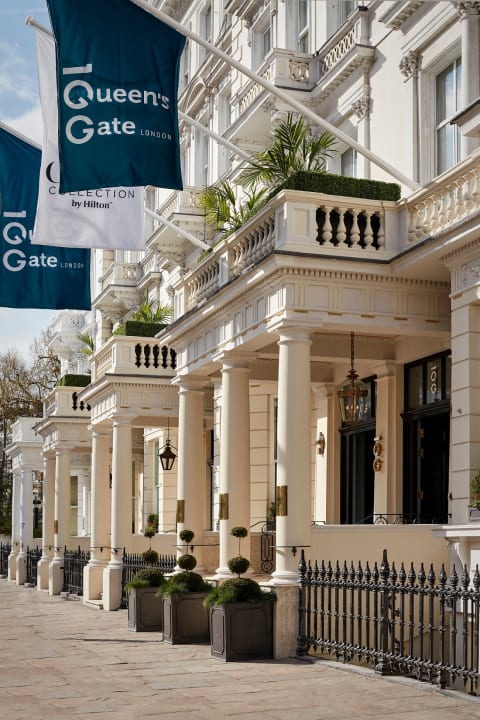Lobby 100 Queen's Gate Hotel London Kensington, Curio Collection by Hilton