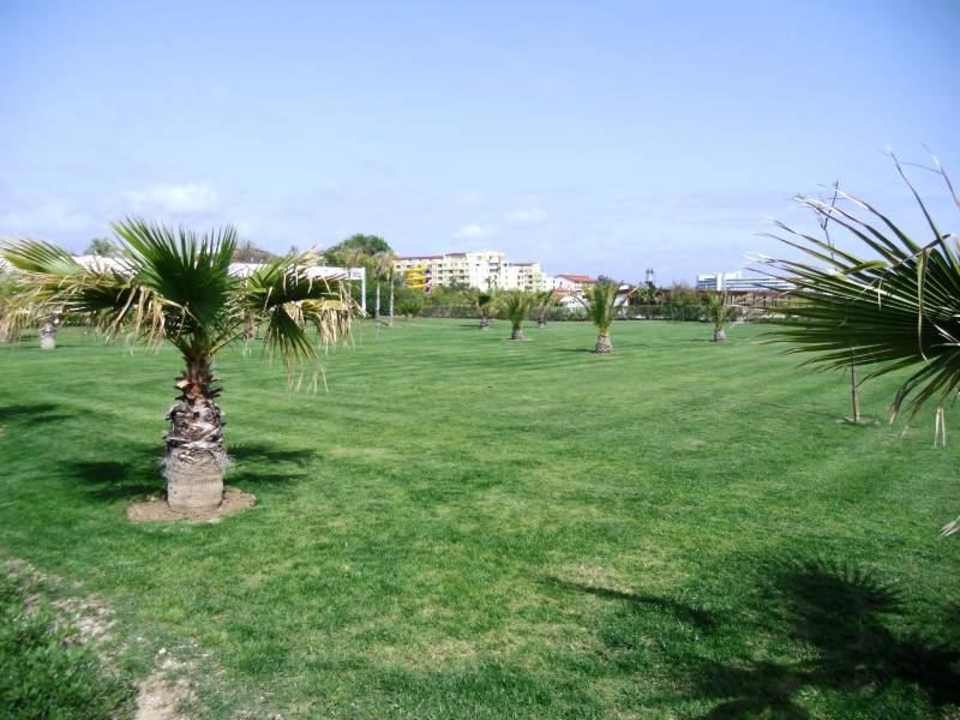 Liegewiese vor dem Strand Sunis Elita Beach Resort & Spa