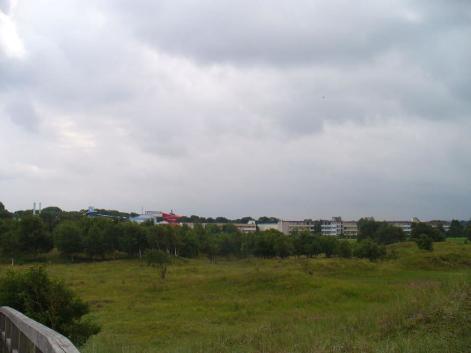 Blick zur Ferienanlage vom Strand aus Ferienwohnungen Ferienpark Weissenhäuser Strand