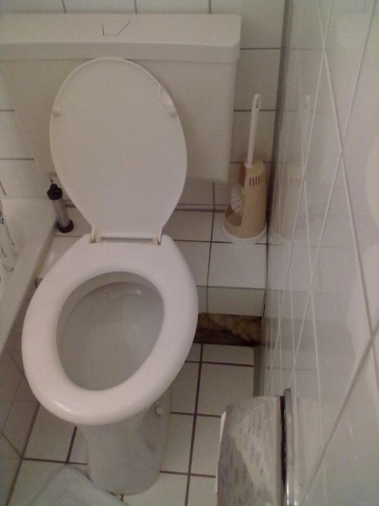 Toilette und abgechlagene Fliesen Hotel Bitburger Hof