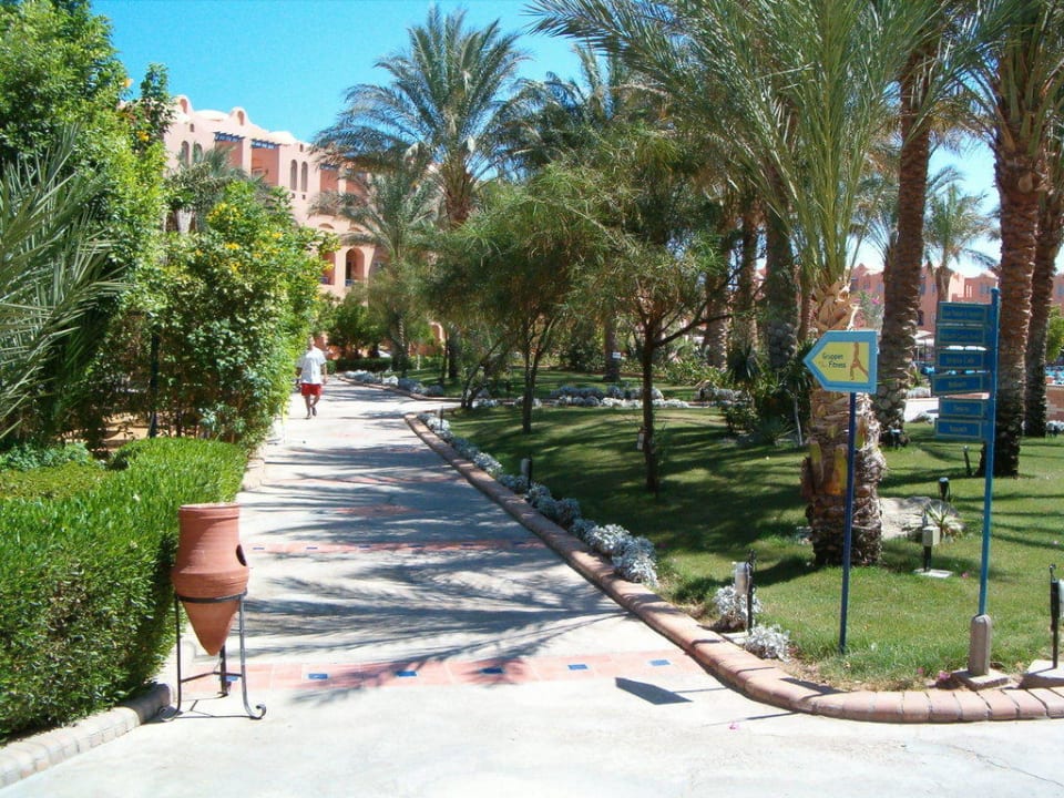 Gartenanlage mit Wegweisern Jaz Makadi Oasis Resort