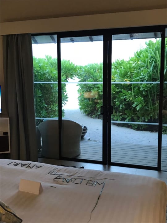 Blick vom Bett aus Villa 312 NH Collection Maldives Havodda Resort