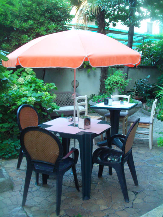 Frühstücksmöglichkeit im Garten Hotel Ca'Grande