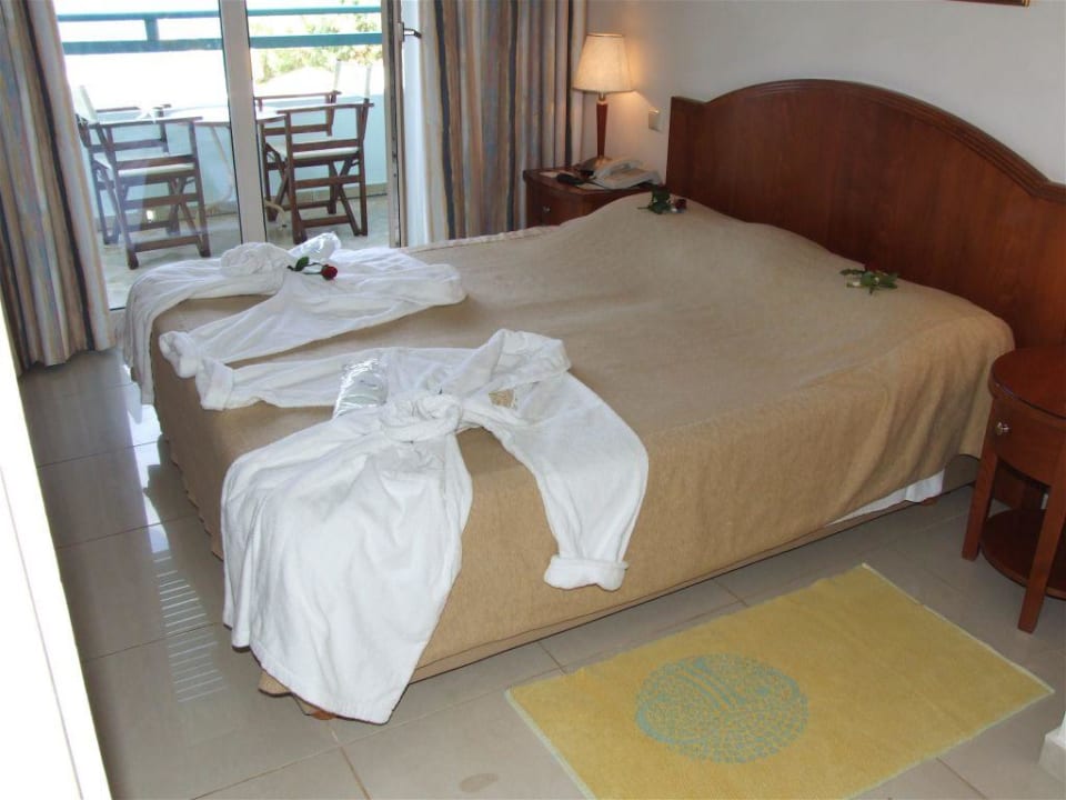 Bett mit Bademantel Iberostar Selection Creta Marine