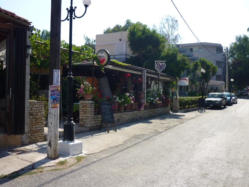 Strasse vor dem Hotel Corissia Beach Hotel