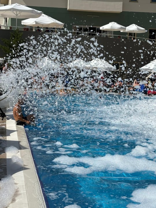 Pool Side Breeze Hotel