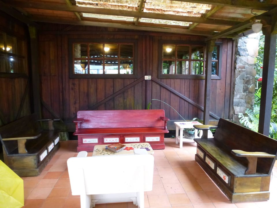 Freisitz vor dem Eingang Hotel Sachatamia Lodge