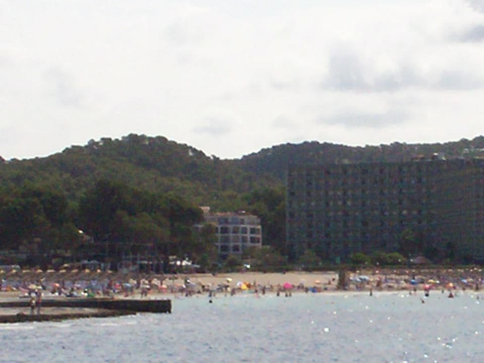 Hotel und Strand vom Meer aus Hotel Vibra Beverly Playa