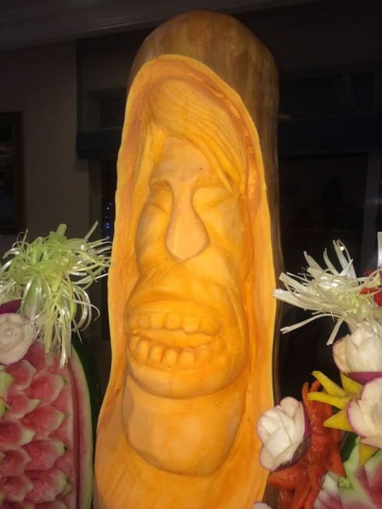 Schnitzerei aus Früchten Melas Resort Hotel