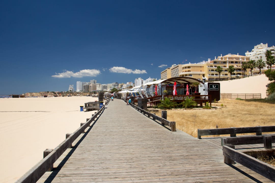 Holzstege führen entlang des Strandes Hotel Santa Catarina Algarve