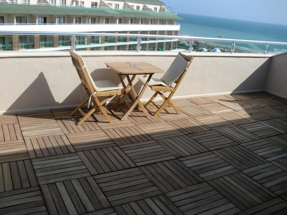 Luxus Suite: die Terrasse, der Tisch Voyage Belek Golf & Spa