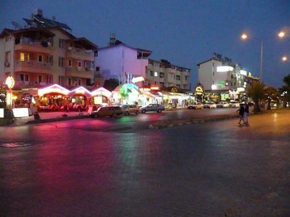 Einkaufstrasse oberhald des Hotels Grand Side Hotel Grand Side