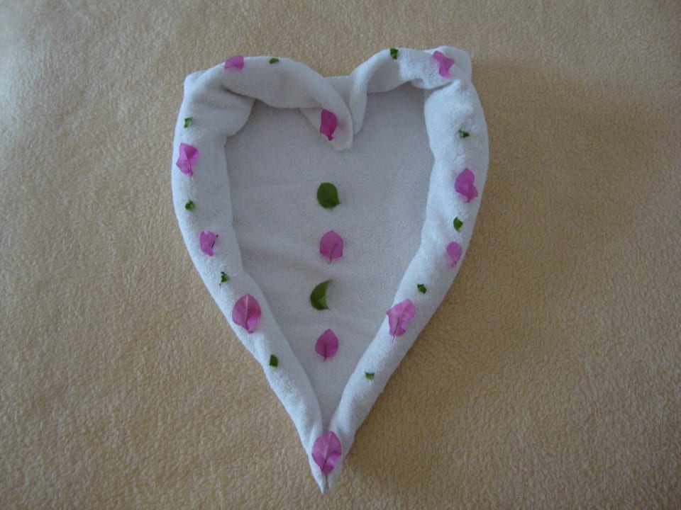 Herz aus Handtuch geformt JAZ Dahabeya