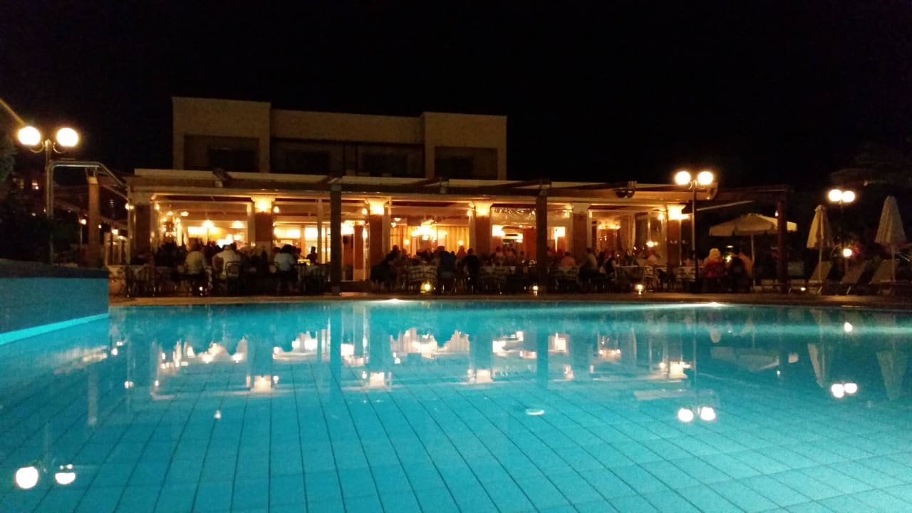 Abends der Pool mit Poolbar Hydramis Palace Beach Resort