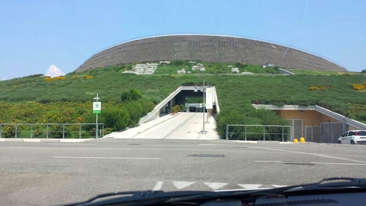 Hoteleingang. Mit Auto rein und links/rechts Parke Hotel Holiday Inn Nola - Naples Vulcano Buono