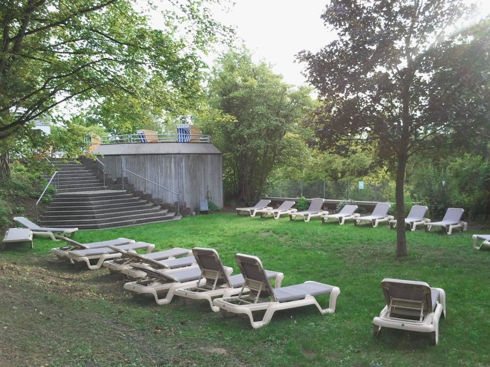 Relaxliegen im Park Parkhotel Cup Vitalis