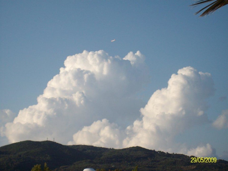 Tolle Wolken und Flugzeug Sandy Beach Resort