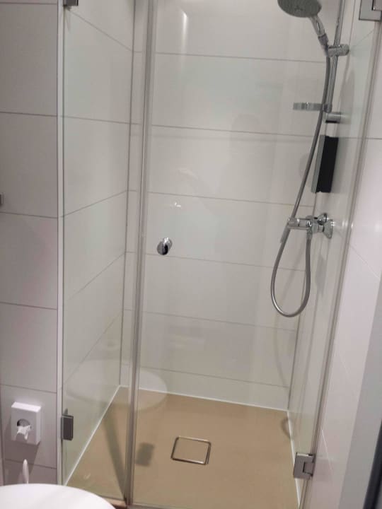 Bad mit Dusche  B&B Hotel Köln-West