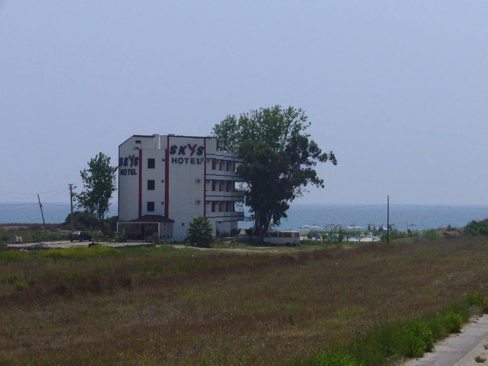 Skys Hotel - Sicht von Hauptstraße aus Skys Hotel