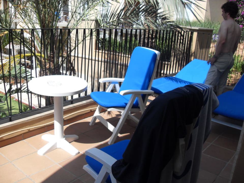 Balkon mit zwei Liegen und Stühle mit Tisch Grupotel Playa de Palma Suites & Spa