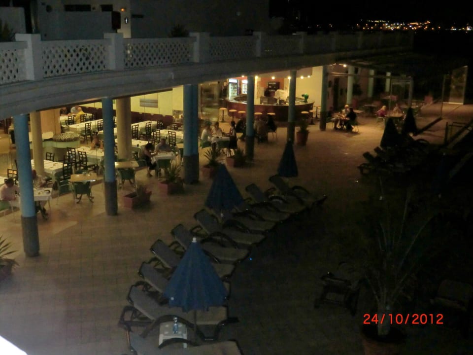 Restaurant- und Poolbereich am Abend Hotel Las Costas