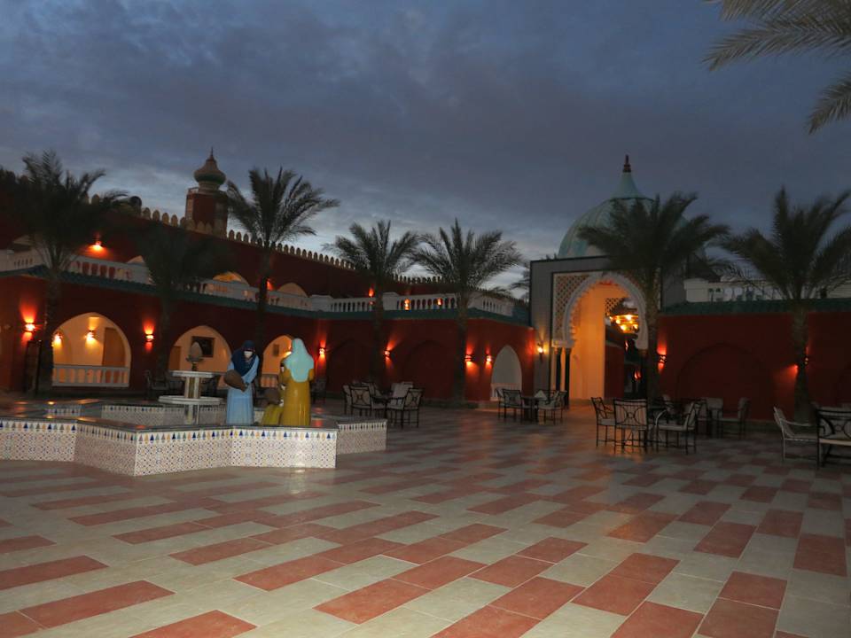 Внутренний дворик с фонтаном Pickalbatros Alf Leila Wa Leila Resort - Neverland Hurghada