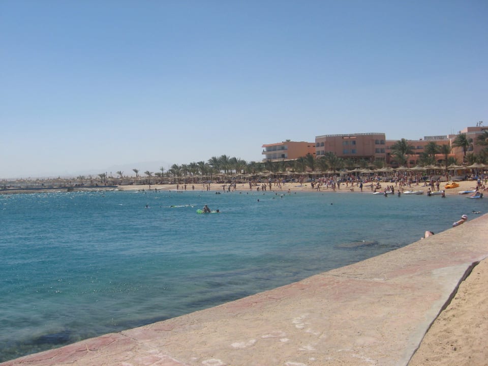 Пирс отеля. На фото справа - кусочек пляжа отеля,  Pickalbatros Aqua Park Resort - Hurghada