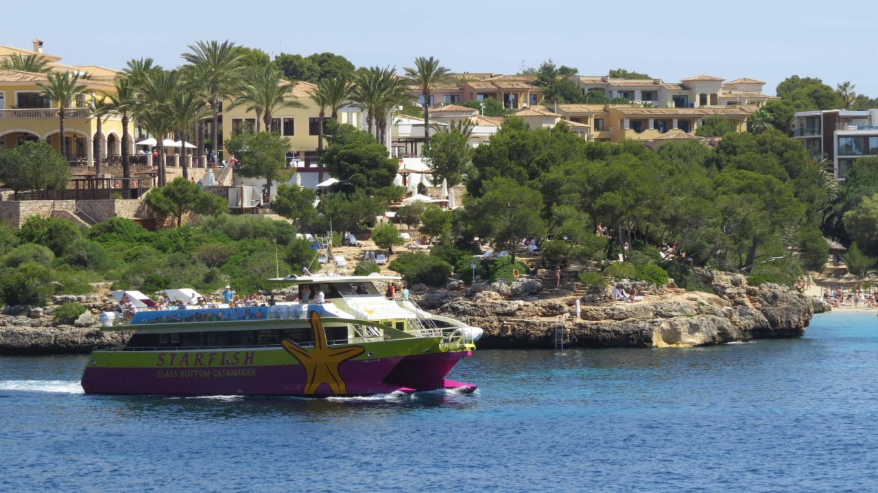 Blick vom Meer auf Außenanlage ROBINSON CALA SERENA