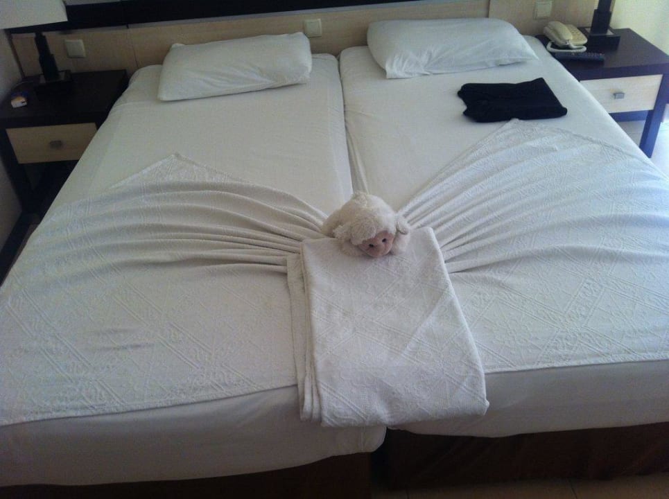 Schön gemachtes Bett Hotel Orfeus Park