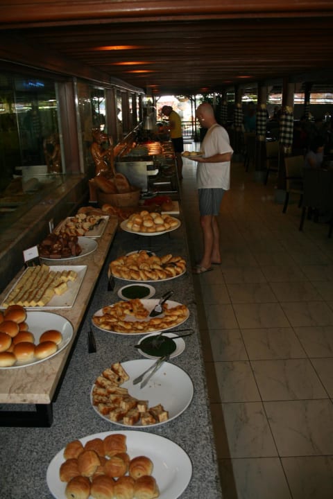 Ellenlanges Buffet, wo weit das Auge reicht Prama Sanur Beach Bali