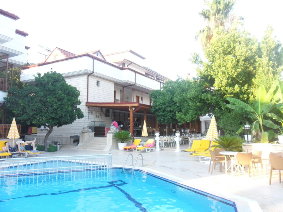 Blick über den Pool auf das Hotel Hotel Felice