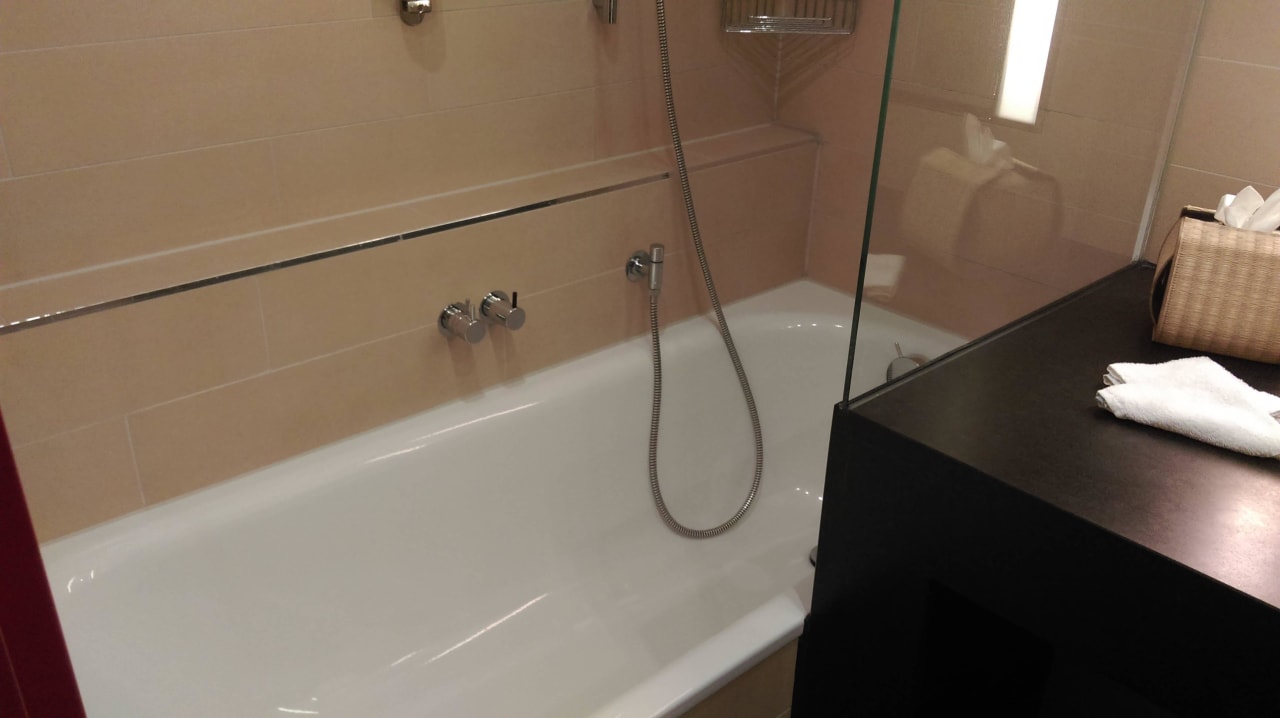 Badezimmer mit Badewanne und Ablagefläche AMERON Köln Hotel Regent