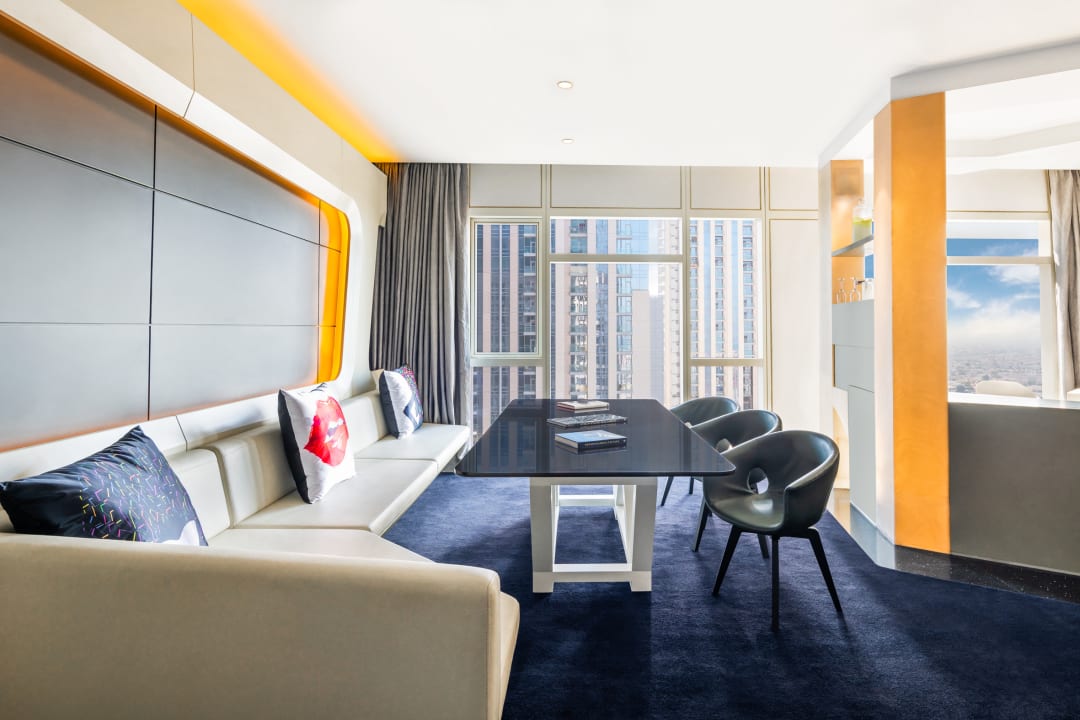 Zimmer V Hotel Dubai, Curio Collection by Hilton