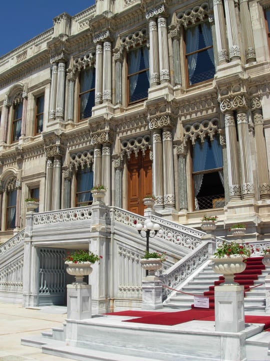 Fassade des historischen Trakts des Hotels  Ciragan Palace Kempinski Istanbul