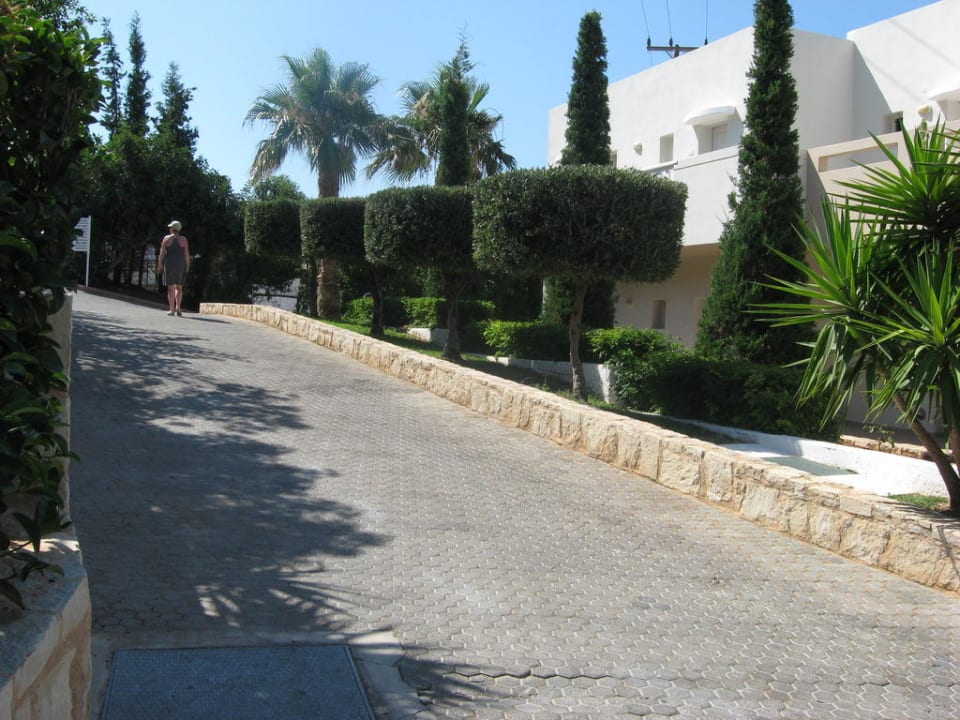 Droga do pool baru Grand Hotel Holiday Resort